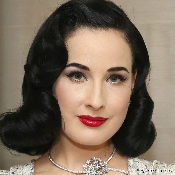 O efeito glossy no batom vermelho deixou a maquiagem de Dita Von Teese com um toque mais moderninho (Getty Images)
